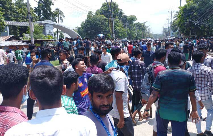 শিক্ষার্থীদের সঙ্গে একাত্মতা পোষণ করে এ বিক্ষোভ সমাবেশে যোগ দেন রাজশাহী বিশ্ববিদ্যালয় ও রুয়েটের শিক্ষকরা। ছবি: মনির হোসেন মাহিন