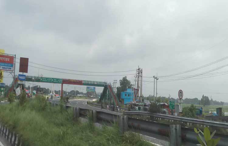 রোববার ভোর থেকে প্রায় ফাঁকা ঢাকা-টাঙ্গাইল বঙ্গবন্ধু সেতু মহাসড়কের রাবনা, ঘারিন্দা ও আশেকপুর বাইপাস এলাকা। এছাড়া বন্ধ রয়েছে শহরের মার্কেটসহ সব দোকানপাট। ছবি: আরিফ উর রহমান টগর