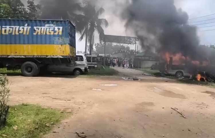 এ সময় বৈষম্যবিরোধী আন্দোলনকারী শিক্ষার্থীরা থানার সীমানা প্রাচীরের ভেতরে থাকা রেকার ও থানার কয়েকটি গাড়িতে আগুন ধরিয়ে দেয়। ছবি: এম এ মালেক