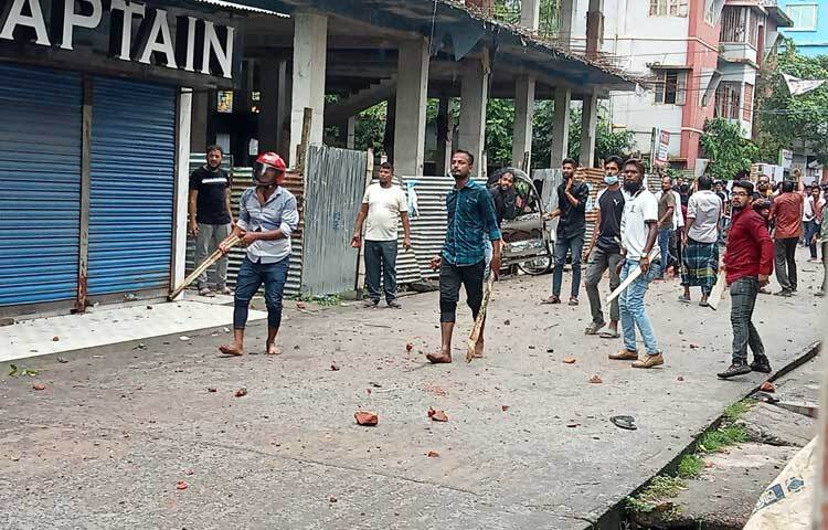 এসময় দেশের বিভিন্নস্থানে আন্দোলনকারীদের ওপর হামলা ও হত্যার প্রতিবাদে স্লোগান দিতে দেখা যায়। ছবি: আতিকুর রহমান