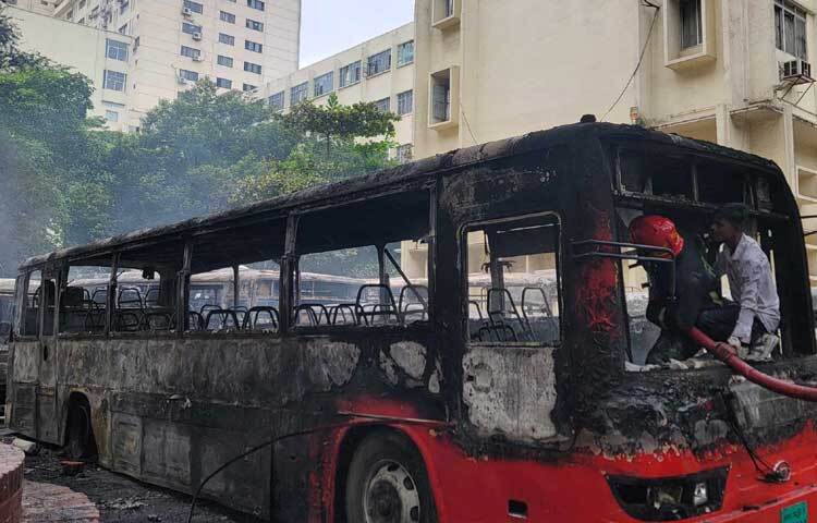 প্রত্যক্ষদর্শীদের সূত্রে জানা যায়, হঠাৎ শাহবাগ থেকে ছাত্রলীগ পিছু হটে বিএসএমএমইউ ডুকে যায়। এ সময় তারা শিক্ষার্থীদের ইট পাটকেল ছুড়ে বিএসএমএমইউর ভেতর থেকে। এরপর আন্দোলনকারীদের ধাওয়ায় পিছু হটে আওয়ামী লীগের সদস্যরা। এক পর্যায়ে প্রতিষ্ঠানে থাকা মোটরসাইকেল ও বাসে আগুন দেওয়া হয়। ছবি: আবদুলাহ আল মামুন