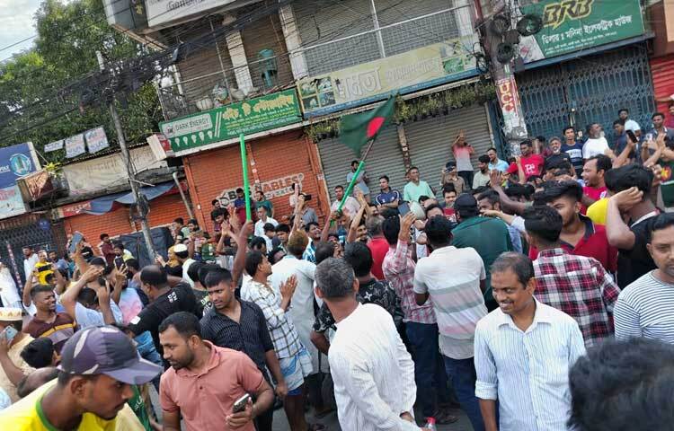 মানুষ ঘর থেকে বের হয়ে নানা ধরনের স্লোগান দিচ্ছে। ছবি: জান্নাত শ্রাবণী