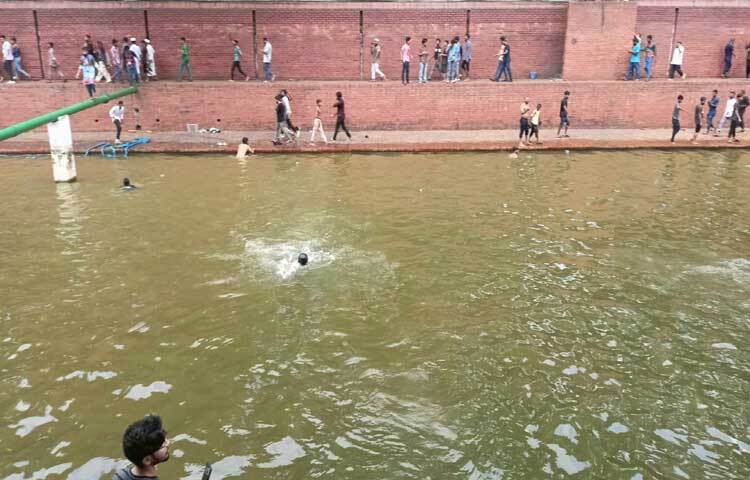 গণভবনের পুকুরে নেমে উল্লাস করছেন অনেকে। ছবি: নাহিদ সাব্বির