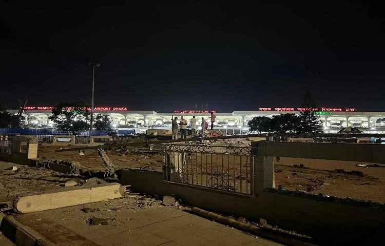 ভাঙা হয়েছে বিমানবন্দরের বাউন্ডারি। ছবি: মুসা আহমেদ