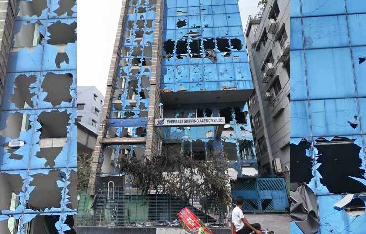 ৮-১০ তলা এই ভবনের বাইরের প্রায় সব কাচ ভাঙা। ছবি: জান্নাত শ্রাবণী