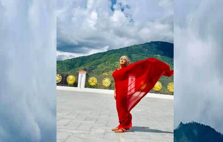 লাল টকটকে শাড়িতে অপরূপ জাকিয়া বারী মম। ছবি: ফেসবুক থেকে