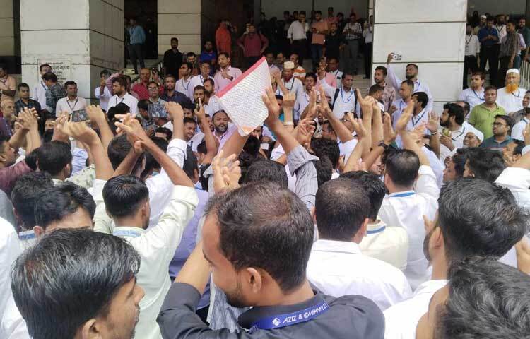 এদিকে শেখ হাসিনার পদত্যাগের পর বুধবার অফিস খোলার দ্বিতীয় দিনেও কার্যালয়ে আসেননি গভর্নর আব্দুর রউফ তালুকদার। ছবি: ইয়াসির আরাফাত