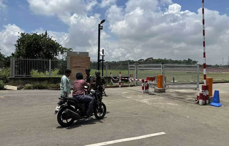 শিক্ষার্থী ছাড়া সেনাবাহিনীরাও চেকিং ছাড়া কাউকে ঢুকতে দিচ্ছে না, সে বিষয়ে কঠোর অবস্থানে রয়েছেন তারা। ছবি: ইসমাইল হোসেন রাসেল