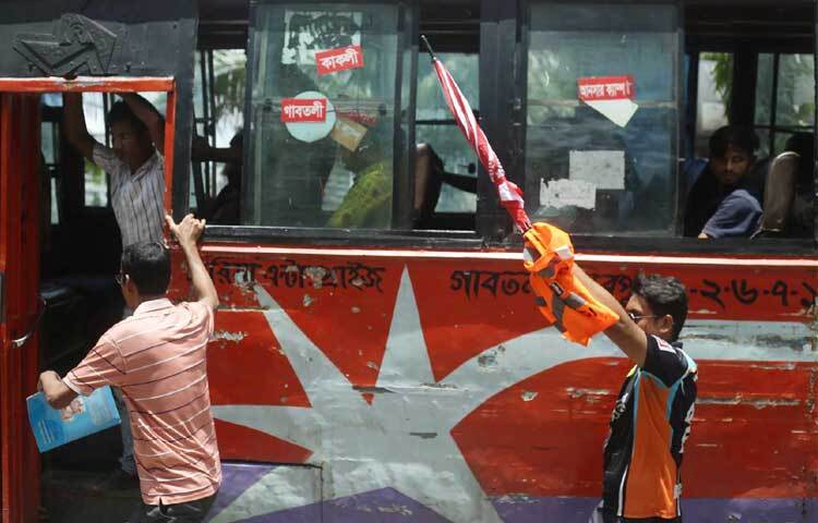 আজ রাজধানীর গুরুত্বপূর্ণ ও জনবহুল সড়কে দেখা গেছে, বিভিন্ন শিক্ষাপ্রতিষ্ঠানের শিক্ষার্থী ও স্বেচ্ছাসেবীরা ট্রাফিক নিয়ন্ত্রণ করছেন। ছবি: মাহবুব আলম