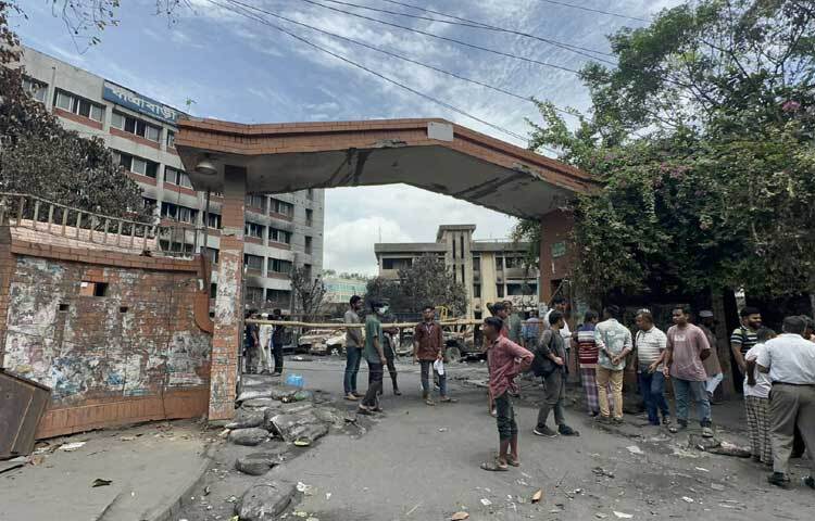 কেউ যেন দেশের সম্পদ আর লুট করতে না পারে সেজন্যই এমন উদ্যোগ নিয়েছেন শিক্ষার্থীরা। ছবি: ইসমাইল হোসেন রাসেল