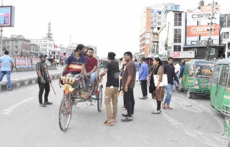 রাস্তায় সিগন্যালের পাশাপাশি তারা ফুটপাতে হাঁটা, নির্দিষ্ট স্থান থেকে গাড়িতে ওঠানামা ও গণপরিবহনগুলো নির্দিষ্ট স্থান থামার নির্দেশনা দিচ্ছেন। ছবি: বিপ্লব দীক্ষিত