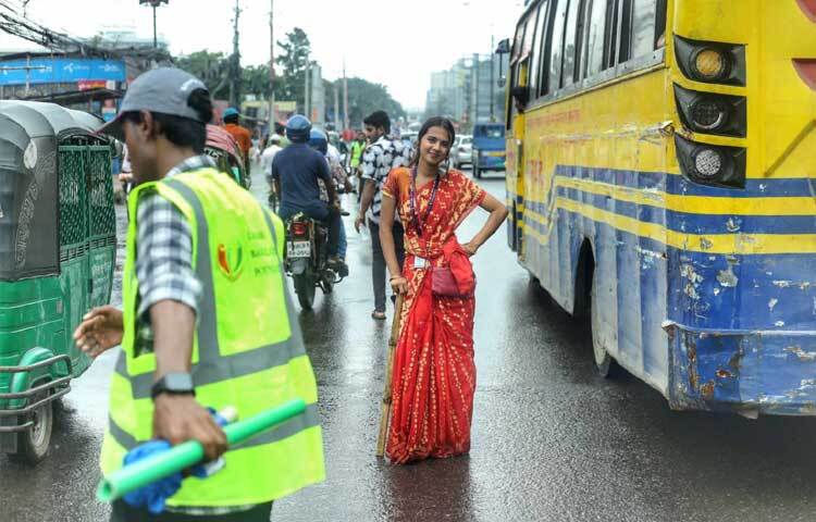 আজ রাজধানীর মেরুল বাড্ডা রোডে ট্রাফিক কন্ট্রোল করতে দেখা গেছে তাকে। ছবি: মাহবুব আলম