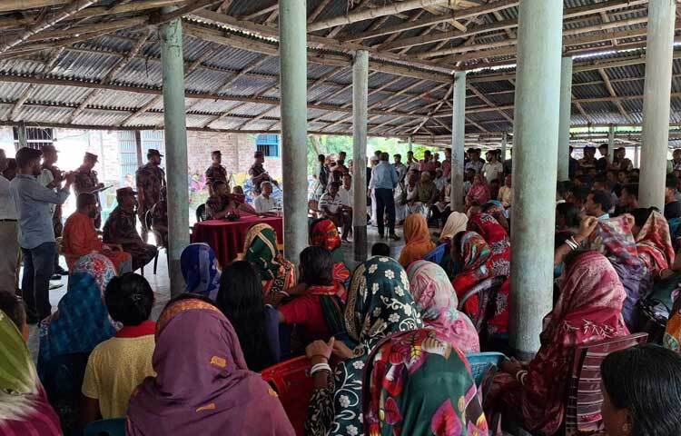 এছাড়া সারাদেশের আইনশৃঙ্খলা পরিস্থিতির উন্নয়নে সেনাবাহিনীর সঙ্গে কাজ করছে বিজিবি।  ছবি: তৌহিদুজ্জামান তন্ময়