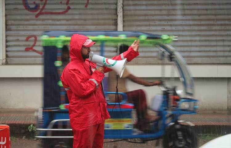 কুমিল্লা নগরীর সবগুলো সড়কে কাজ করতে দেখা গেছে তরুণদের। ছবি: ফয়সাল আহমেদ