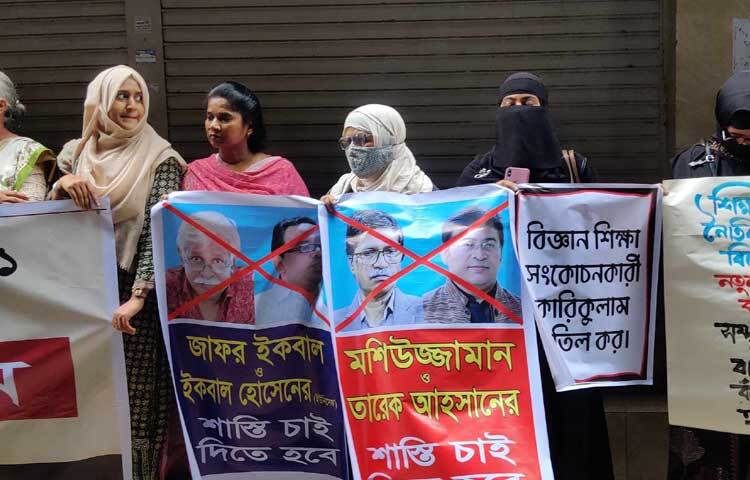 একই সঙ্গে এসএসসি ও সমমানের পরীক্ষার বিষয়টি মাথায় রেখে আগস্টেই নতুন করে পাঠ্যবই ছাপিয়ে সেপ্টেম্বরের মধ্যেই নবম শ্রেণির শিক্ষার্থীদের হাতে তুলে দেওয়ার দাবি জানিয়েছেন তারা। ছবি: হাসান আদিব