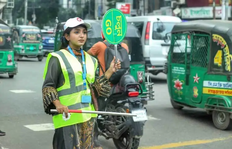 আজও ট্রাফিক পুলিশকে তাদের কাজে সহযোগিতা করছেন শিক্ষার্থীরা। ছবি: মাহবুব আলম