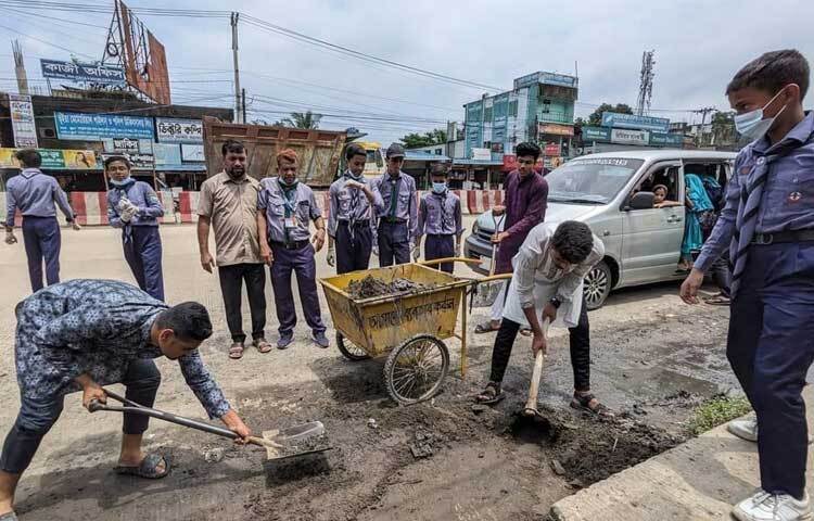 শিক্ষার্থীদের এই অভিযানে অংশ নিয়েছেন বাংলাদেশ স্কাউটস চট্টগ্রাম অঞ্চলের মিরসরাই উপজেলার সদস্যরা। ছবি: এম মাঈন উদ্দিন