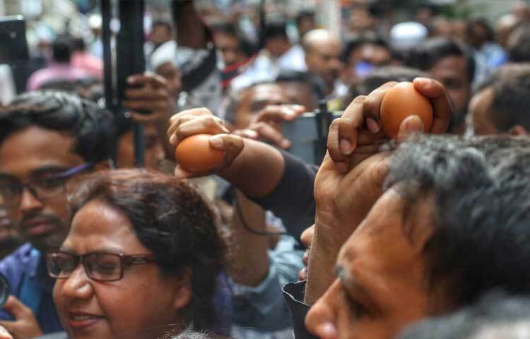 এর আগে ১৩ আগস্ট নৌপথে পলায়নরত অবস্থায় রাজধানীর সদরঘাট এলাকা থেকে সালমান এফ রহমান ও সাবেক আইনমন্ত্রী আনিসুল হককে গ্রেফতার করা হয়। ছবি: মাহবুব আলম