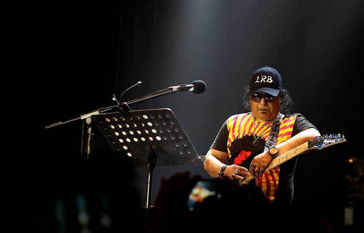 ২০১৮ সালে সবাইকে কাঁদিয়ে না ফেরার দেশে পাড়ি জমিয়েছিলেন এই কষ্ট পুষে রাখা মানুষটি। তাই ক্যালেন্ডার ঘুরে ১৬ আগস্ট এলেই শ্রোতাদের মনে যেন কষ্টগুলো জেগে ওঠে। অস্ফুটস্বরে তারা গেয়ে ওঠেন আইয়ুব বাচ্চুর সুরে, ‘আমি কষ্ট পেতে ভালোবাসি...’। ফাইল ছবি