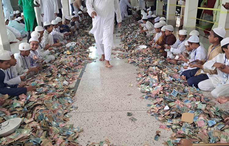 টাকা গণনার কাজে অতিরিক্ত জেলা ম্যাজিস্ট্রেট মহুয়া মমতাজ, মসজিদের পেশ ইমাম মুফতি খলিলুর রহমান ও রূপালী ব্যাংকের সহকারী মহাব্যবস্থাপক (এজিএম) রফিকুল ইসলাম, সিবিএ নেতা আনোয়ার পারভেজসহ মসজিদ ব্যবস্থাপনা কমিটির সদস্য এবং মসজিদ কমপ্লেক্সে অবস্থিত মাদরাসা ও এতিমখানার শিক্ষক-শিক্ষার্থীরাসহ মোট ২২০ জনের একটি দল অংশ নিয়েছেন। ছবি: এসকে রাসেল