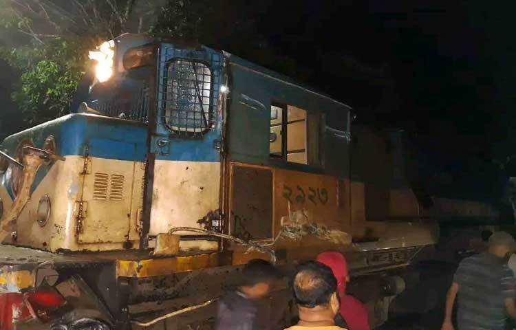 মৌলভীবাজারের শ্রীমঙ্গলে আন্তঃনগর উপবন এক্সপ্রেসের সঙ্গে একটি বালুবাহী ট্রাকের সংঘর্ষের ঘটনা ঘটেছে। এতে সিলেটের সঙ্গে সারাদেশের রেল যোগাযোগ বন্ধ হয়ে গেছে। ছবি: জাগো নিউজ