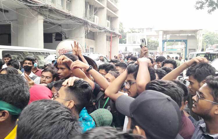 পরীক্ষার্থীরা নতুন করে আর পরীক্ষা না নিয়ে ইতোমধ্যে নেওয়া পরীক্ষা ও এসএসসির ফলাফলের ভিত্তিতে সাবজেক্ট ম্যাপিংয়ের মাধ্যমে ফল প্রকাশের দাবি জানিয়েছেন। ছবি: মাসুদ রানা