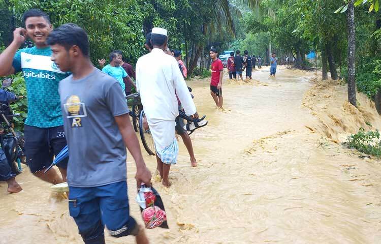 জানা গেছে, ফায়ার সার্ভিসের সদস্য ও স্বেচ্ছাসেবকদের সহায়তায় দুটি ডিঙি নৌকা দিয়ে লোকজনকে উদ্ধার করে নিরাপদ আশ্রয়ে নিয়ে যাওয়া হচ্ছে। ছবি: আবদুল্লাহ আল-মামুন