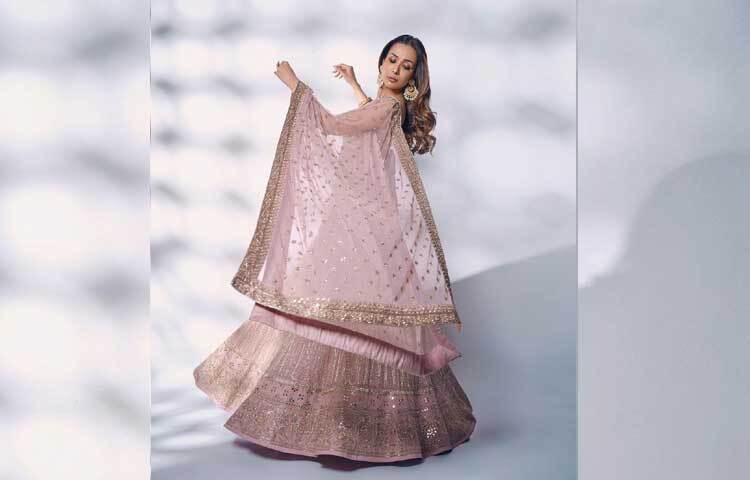 একের পর এক লাস্যময়ী ছবি শেয়ার করে নেটিজেনদের মধ্যে ঝড় তুলতে বেশ দক্ষ মালাইকা। ছবি: ইনস্টাগ্রাম