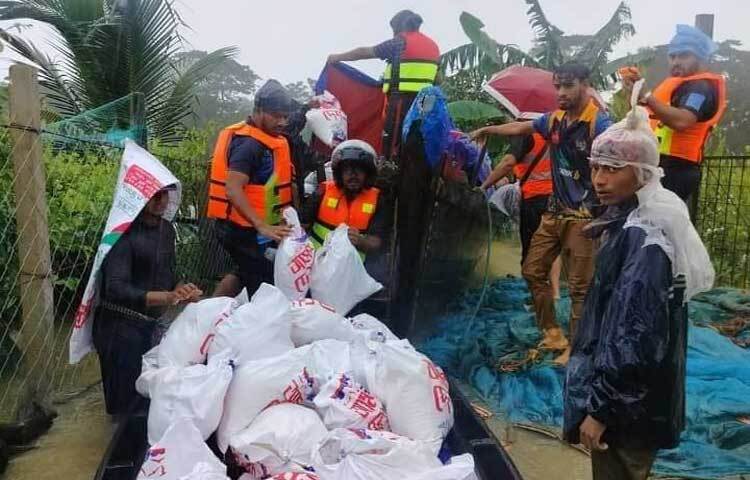 পানিবন্দিদের জন্য খাবারের ব্যবস্থা করছেন স্বেচ্ছাসেবীরা। ছবি: আবদুল্লাহ আল-মামুন
