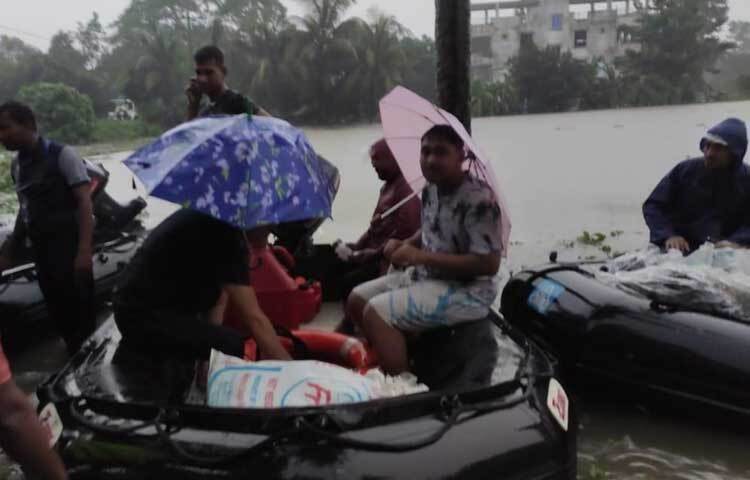 জানা গেছে, ক্ষতিগ্রস্ত এলাকাগুলোর পরিস্থিতি উন্নতি না হওয়া পর্যন্ত নৌবাহিনীর এই সহায়তা কার্যক্রম অব্যাহত থাকবে। ছবি: ফেসবুক থেকে
