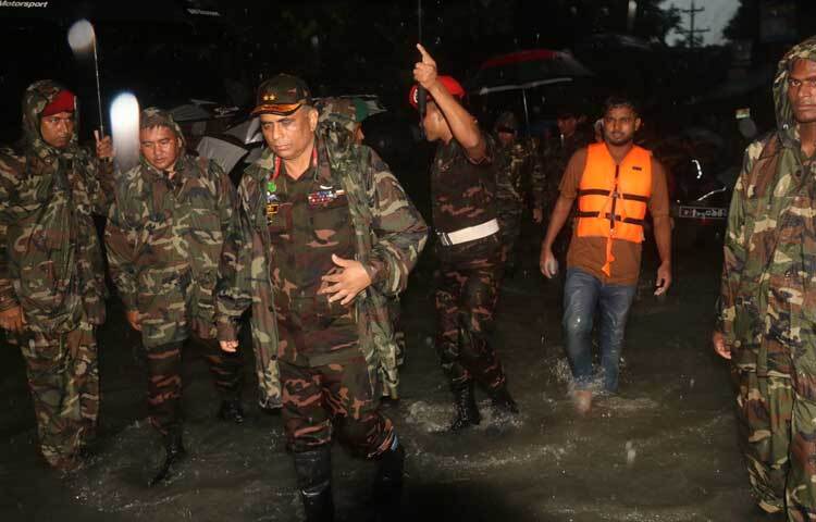 বন্যাকবলিতদের উদ্ধারে বিভিন্ন সরকারি-বেসরকারি সংস্থার সঙ্গে কাজে নেমে পড়েছে বাংলাদেশ সেনাবাহিনীর সদস্যরাও। ছবি: ফেসবুক থেকে