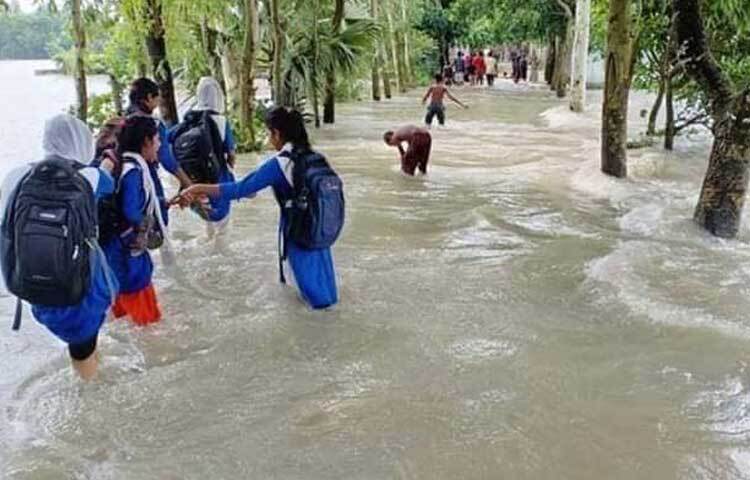 এছাড়া দ্বীপ উপজেলা হাতিয়ায় স্বাভাবিকের চেয়ে অধিক উচ্চতায় জোয়ার হয়েছে। ফলে সীমাহীন ভোগান্তিতে পড়েছেন এসব এলাকার বাসিন্দারা। ছবি: ইকবাল হোসেন মজনু