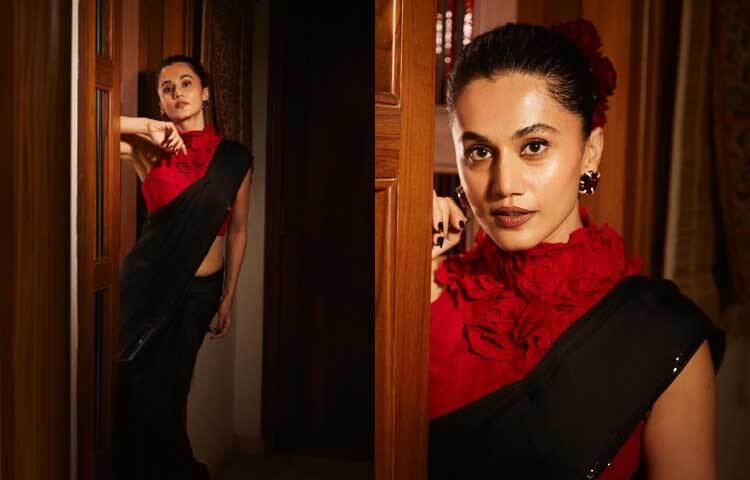 লাল রঙের ফ্লোরাল স্টেটমেন্ট ব্লাউজের সঙ্গে কালো শাড়ির ক্লাসিক লুকে লাস্যময়ী নায়িকা। ছবি: ইনস্টাগ্রাম