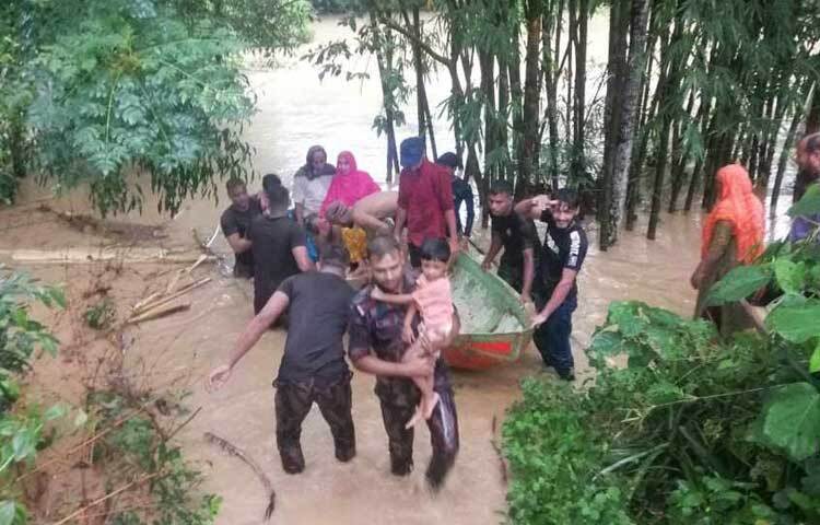 গোমতী নদীর তীরবর্তী বন্যাদুর্গত এলাকার অসহায় মানুষদের উদ্ধার করে নিরাপদ আশ্রয়কেন্দ্রে পৌঁছে দেওয়া হয়েছে। ছবি: তৌহিদুজ্জামান তন্ময়