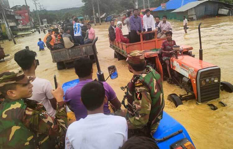 খাগড়াছড়িতে বন্যাকবলিত দুই হাজার অসহায় মানুষকে নিরাপদ আশ্রয়ে নিয়েছে সেনাবাহিনীরা। ছবি: আইএসপিআর