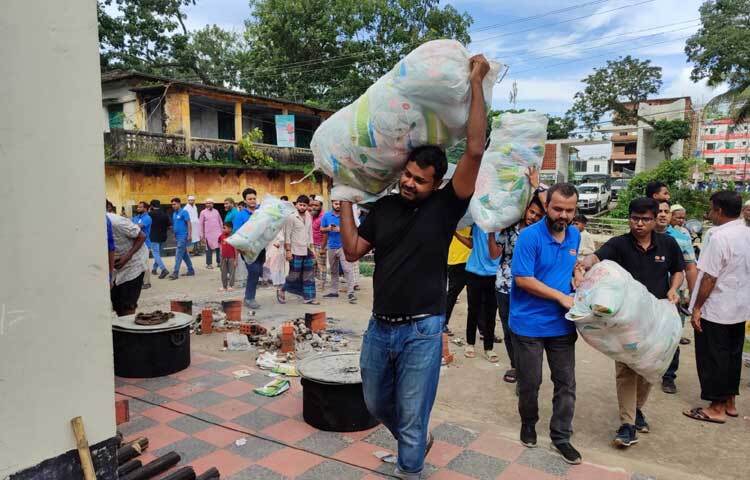 বন্যাদুর্গত এলাকায় বিশেষ করে ফেনী ও নোয়াখালীতে বিস্কুট, চিড়া, মুড়ি, পাউরুটিসহ নানান ধরনের শুকনো খাবার নিয়ে অসহায় মানুষের পাশে দাঁড়িয়েছে প্রতিষ্ঠানটি। ছবি: জাগো নিউজ