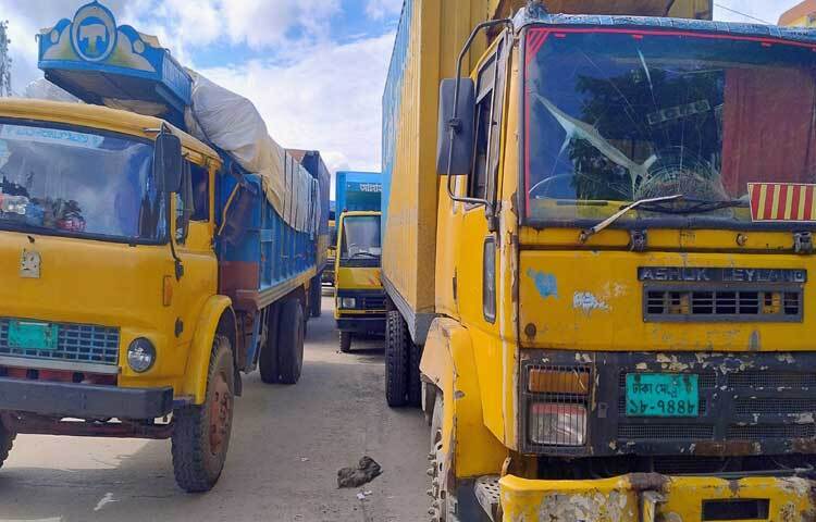 ঘণ্টার পর ঘণ্টা দাঁড়িয়ে আছে হাজারো গাড়ি। ছবি: এম মাঈন উদ্দিন