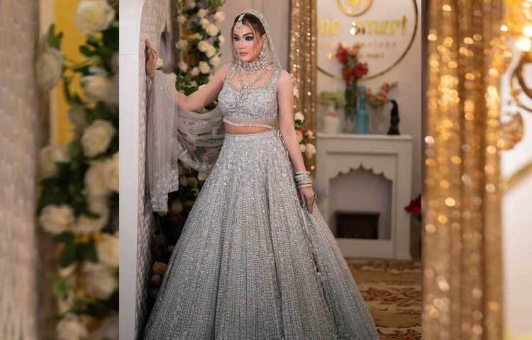 লেহেঙ্গার ওড়না ডান হাতে পেঁচিয়ে ক্যামেরায় পোজ দিয়েছেন নায়িকা। ছবি: ফেসবুক থেকে