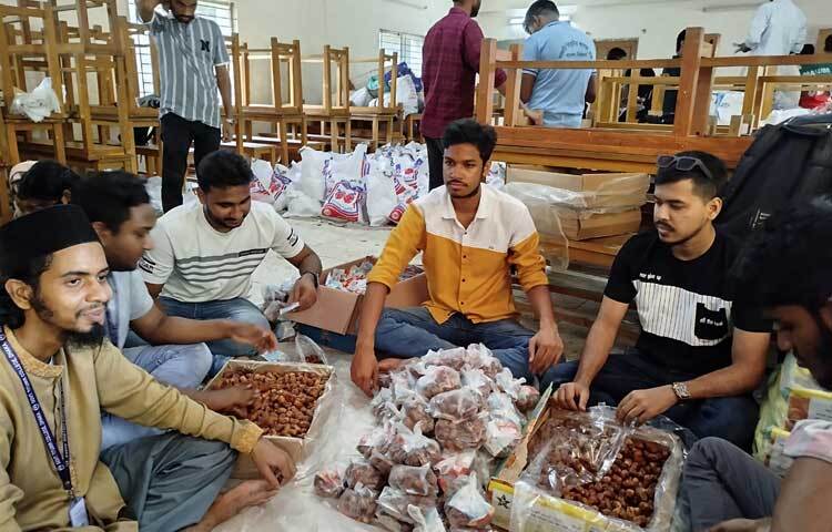 কেউ ফান্ড সংগ্রহ করছে, আবার কেউ প্যাকেজিং করছে। ছবি: মামুনূর রহমান হৃদয়