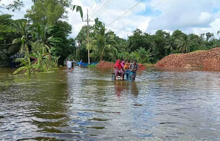 নতুন করে নিম্নাঞ্চলসহ বিভিন্ন গ্রাম প্লাবিত হচ্ছে। ছবি: কাজল কায়েস
