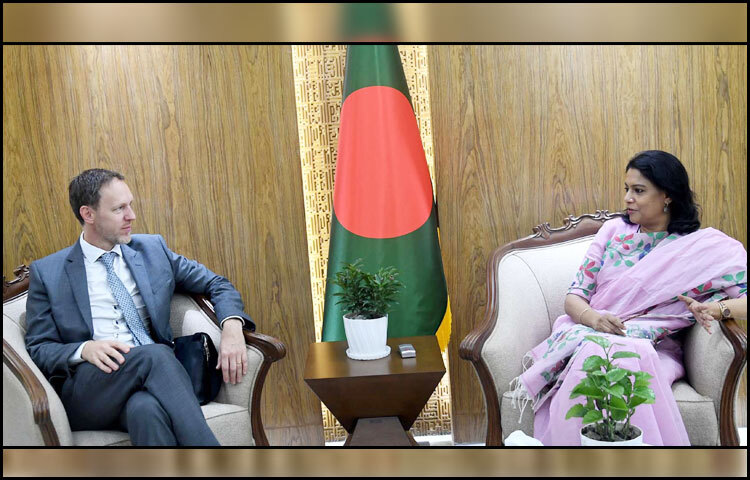 পরিবেশ, বন ও জলবায়ু পরিবর্তন উপদেষ্টা সৈয়দা রিজওয়ানা হাসানের সঙ্গে আজ মন্ত্রণালয়ে তার অফিসকক্ষে বাংলাদেশে ইউএনডিপির আবাসিক প্রতিনিধি স্টেফান লিলার সাক্ষাৎ করেন। ছবি: পিআইডি