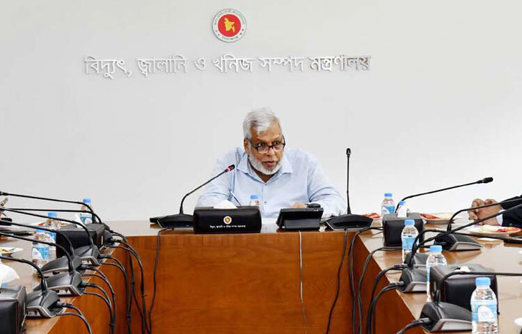 বিদ্যুৎ, জ্বালানি ও খনিজ সম্পদ উপদেষ্টা মুহাম্মদ ফাওজুল কবির খানের সঙ্গে আজ মন্ত্রণালয়ের সভাকক্ষে ঢাকা চেম্বার অব কমার্স অ্যান্ড ইন্ডাস্ট্রির প্রেসিডেন্ট আশরাফ আহমেদের নেতৃত্বে প্রতিনিধিদল সাক্ষাৎ করে। ছবি: পিআইডি