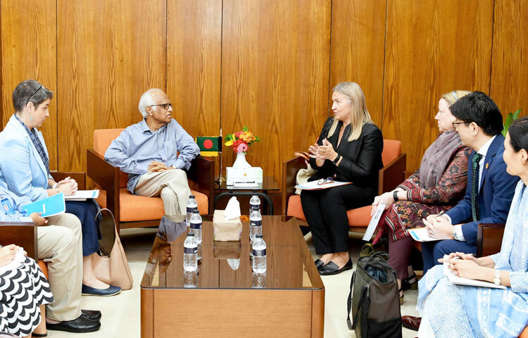 পরিকল্পনা উপদেষ্টা ওয়াহিদউদ্দিন মাহমুদের সঙ্গে আজ মন্ত্রণালয়ে তাঁর অফিসকক্ষে ইউনিসেফ ও ইউএনএফপিএ-এর প্রতিনিধিদল সাক্ষাৎ করে। ছবি: পিআইডি