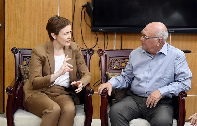 দুর্যোগ ব্যবস্থাপনা ও ত্রাণ উপদেষ্টা ফারুক ই আজম বীর প্রতীকের সঙ্গে আজ মন্ত্রণালয়ে তার অফিসকক্ষে বাংলাদেশে অস্ট্রেলিয়ার হাইকমিশনার নার্দিয়া সিম্পসন সাক্ষাৎ করেন। ছবি: পিআইডি