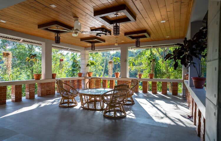 শ্রীমঙ্গল শহর থেকে ৪ কিলোমিটার দূরে লাউয়াছড়ায় অবস্থিত লেমন গার্ডেন রিসোর্টটি পরিবার-পরিজন নিয়ে নিভৃতে ঘুরে আসার জন্য আদর্শ। চারপাশে সবুজ পাহাড়ে ঘেরা এ রিসোর্টে রয়েছে ২৫টি কক্ষ। দুজনের কক্ষগুলোর ভাড়া ৩ হাজার ৬০০ টাকা থেকে শুরু, ফ্যামিলি রুমের ভাড়া ৭ হাজার ২০০ টাকা। দর্শনার্থীদের জন্য প্রবেশমূল্য ৩০০ টাকা, সঙ্গে থাকবে কমপ্লিমেন্টারি হালকা নাশতা। এ ছাড়াও রিসোর্টটিতে রয়েছে সুইমিংপুল ও স্পা, শিশুদের প্লেগ্রাউন্ড, কনফারেন্স হলের সুবিধা। রিসোর্টটিতে কন্টিনেন্টাল, ভারতীয়, চাইনিজ এবং দেশি মেন্যুর খাবার পরিবেশনের সুব্যবস্থা রয়েছে। রিসোর্টটির অদূরে লাউয়াছড়া ইকো পার্ক অবস্থিত। এ কারণে দর্শনার্থীদের জন্য সুলভ মূল্যে থাকার জায়গা হিসেবে বেশ জনপ্রিয়তা লাভ করেছে। ছবি: ওমর ফারুক নাঈম