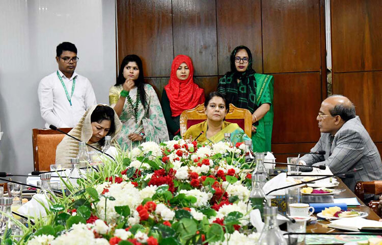 পরিবেশ, বন ও জলবায়ু পরিবর্তন উপদেষ্টা সৈয়দা রিজওয়ানা হাসান আজ ঢাকায় বাংলাদেশ বনশিল্প উন্নয়ন কর্পোরেশনে কর্মকর্তা-কর্মচারীদের সাথে মতবিনিময় করেন। ছবি: পিআইডি