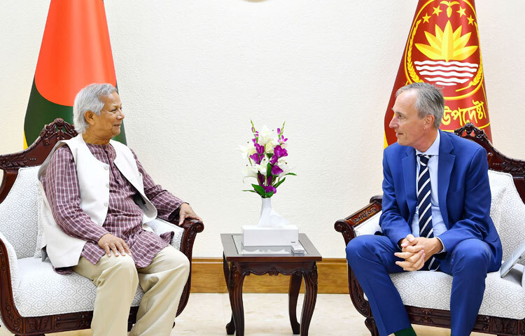 প্রধান উপদেষ্টা ড. মুহাম্মদ ইউনূসের সাথে ঢাকায় তার কার্যালয়ে বিশ্ব ব্যাংকের দক্ষিণ-এশিয়া অঞ্চলের ভাইস প্রেসিডেন্ট মার্টিন রেইজারের নেতৃত্বে প্রতিনিধিদল বৈঠক করে। ছবি: পিআইডি