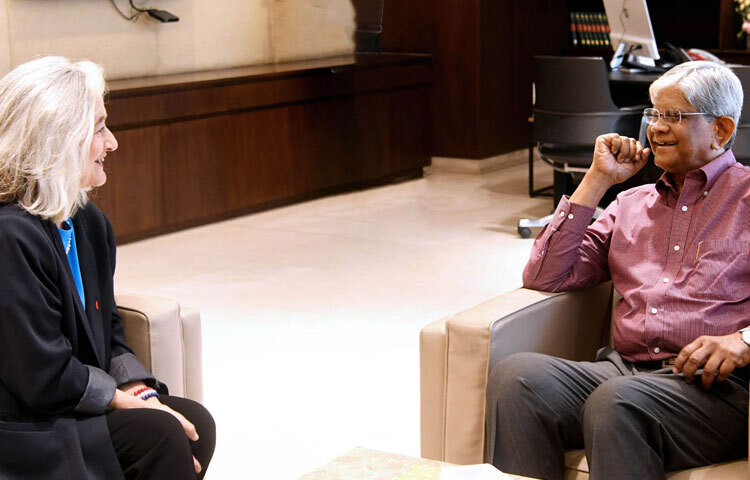 অর্থ উপদেষ্টা ড. সালেহউদ্দিন আহমেদের সাথে আজ মন্ত্রণালয়ে তাঁর অফিসকক্ষে বাংলাদেশে ফ্রান্সের রাষ্ট্রদূত ম্যারি মাসদুপুই সাক্ষাৎ করেন। ছবি: পিআইডি