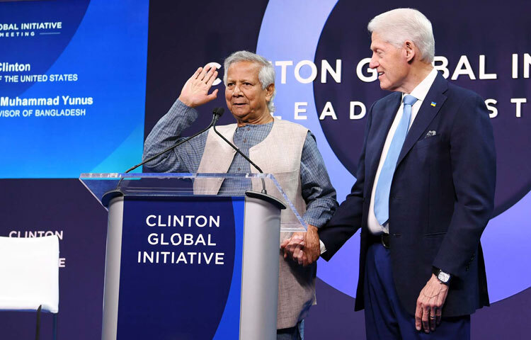 প্রধান উপদেষ্টা প্রফেসর মুহাম্মদ ইউনূস গতকাল নিউইয়র্কে হিলটন হোটেলে ক্লিনটন গ্লোব্যাল ইনিশিয়েটিভ সভায় বক্তৃতা করেন। এ সময় যুক্তরাষ্ট্রের সাবেক প্রেসিডেন্ট বিল ক্লিনটন উপস্থিত ছিলেন। ছবি: পিআইডি