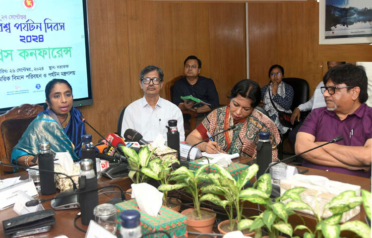 বেসামরিক বিমান পরিবহন ও পর্যটন সচিব নাসরিন জাহান আজ মন্ত্রণালয়ের সভাকক্ষে ‘বিশ্ব পর্যটন দিবস ২০২৪’ উপলক্ষে সাংবাদিকদের ব্রিফ করেন। ছবি: পিআইডি